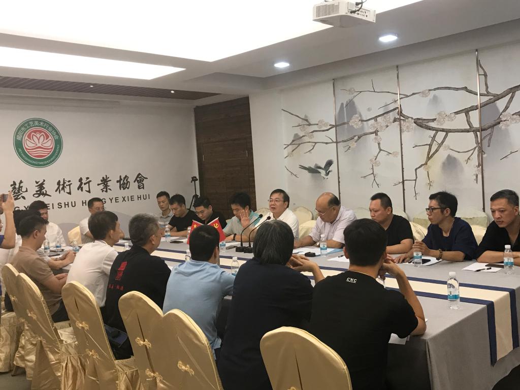 李文升书记一行受到市工艺美术行业协会会长林洪德等领导的热烈欢迎.